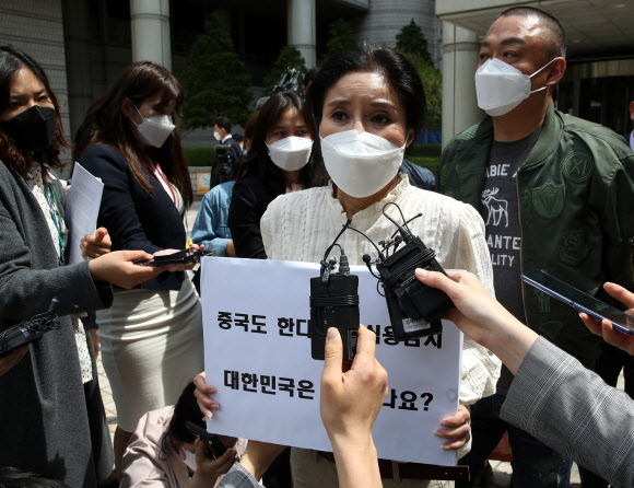 구조동물을 안락사했다는 혐의 등으로 기소된 동물권 단체 ‘케어’의 박소연 전 대표가 20일 오전 서울 서초구 서울중앙지법에서 열린 공판에 출석한 뒤 법정을 나서며 취재진의 질문에 답하고 있다. 2020.5.21 연합뉴스