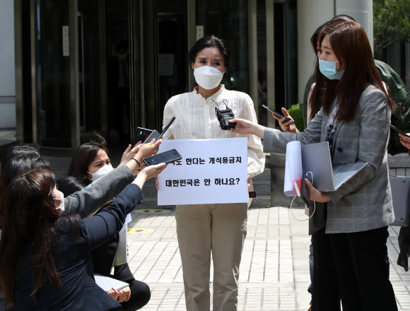 구조동물을 안락사했다는 혐의 등으로 기소된 동물권 단체 ‘케어’의 박소연 전 대표가 20일 오전 서울 서초구 서울중앙지법에서 열린 공판에 출석한 뒤 법정을 나서며 취재진의 질문에 답하고 있다. 2020.5.21 연합뉴스