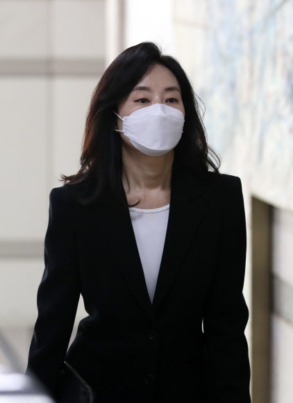 재판 출석하는 조윤선