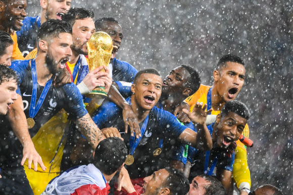 프랑스 축구는 2022 카타르 월드컵에서 챔피언 징크스를 깰 수 있을까. 프랑스 축구 대표팀 선수들이 2018년 러시아월드컵 우승을 차지한 뒤 환호하고 있는 모습. AFP 연합뉴스