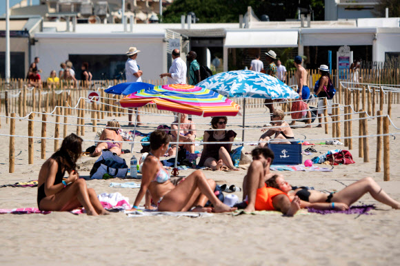 최근 재개장한 프랑스의 한 해변-AFP 연합뉴스