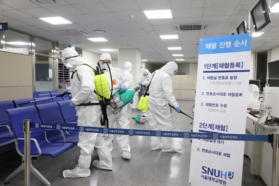 세스코(대표이사 전찬혁) 살균서비스 전문가들이 서울대학교병원을 대상으로 코로나19 전문살균서비스를 진행하고 있다. 서울대학교병원 제공