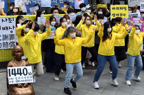 지난 20일 열린 1440차 수요집회에 참석한 학생들이 일본의 사죄를 촉구하는 집회를 펼쳐가고 있다.  오장환기자 5zzang@seoul.co.kr