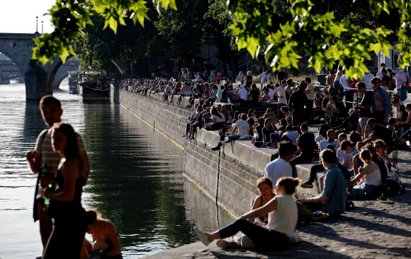 ‘코로나19 봉쇄 완화에 센강에 몰려나온 파리 시민들