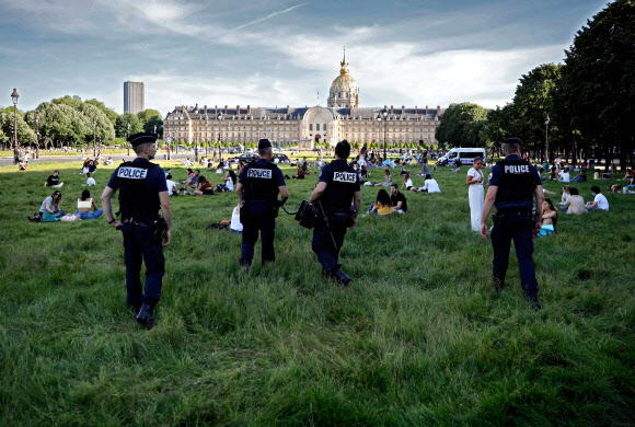 ‘코로나19 거리두기’ 요청하는 프랑스 경찰