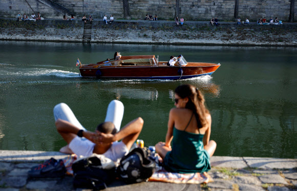 코로나19 완화로 일광욕하는 파리 시민들