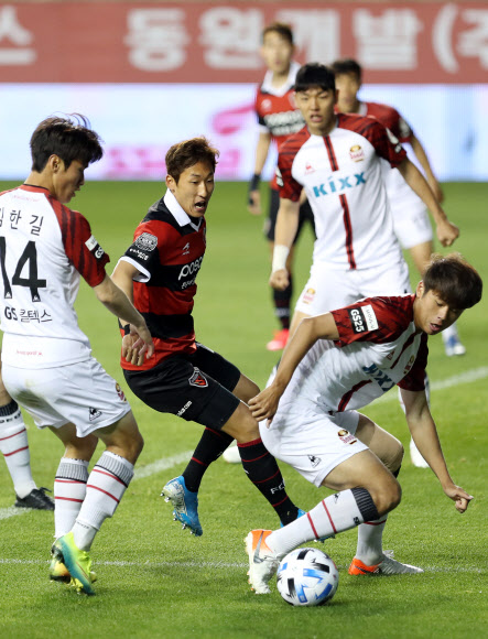 22일 포항 스탈야드에서 열린 프로축구 K리그1 경기에서 포항 스틸러스 선수들과 FC서울 선수들이 치열하게 공을 다투고 있다. 연합뉴스