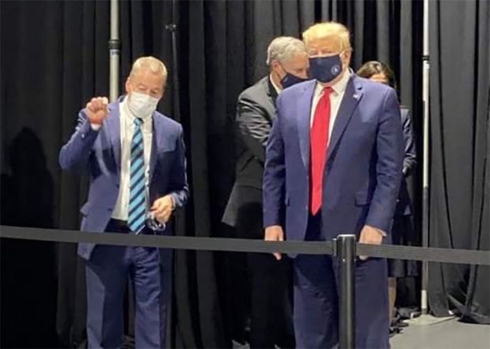 도널드 트럼프 미국 대통령이 지난 21일(현지시간) 미시간주 포드 자동차 생산 공장을 시찰했을 때 마스크를 쓴 모습이 공개돼 눈길을 끌었다. 트럼프 대통령은 코로나19 발병 이후 한 번도 마스크를 쓴 모습이 언론을 통해 공개된 적이 없어 비상한 관심을 모았다. NBC 뉴스 홈페이지 캡처