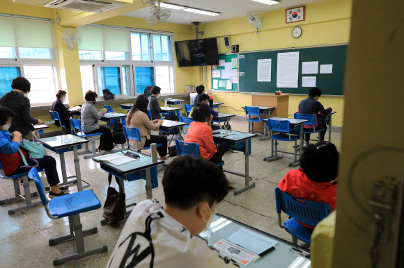 두 차례 연기 끝에 열린 검정고시