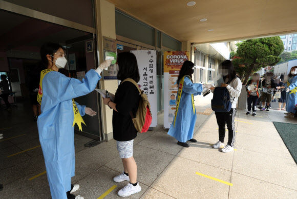 ‘발열검사와 손소독은 필수’