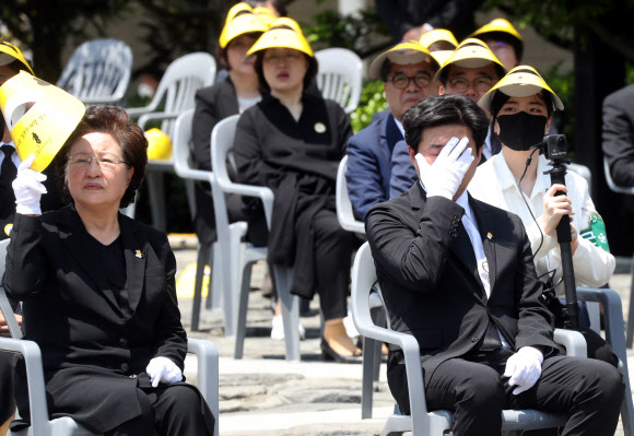 눈물 닦는 노건호 씨