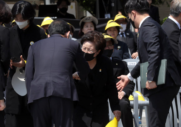 주호영 원내대표, 권양숙 여사 인사