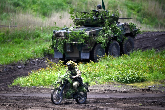 23일 시즈오카현의 고텐바에 있는 히가시 후지 사격장에서 일본 육상자위대가 연례 사격 훈련을 실시했다. EPA 연합뉴스