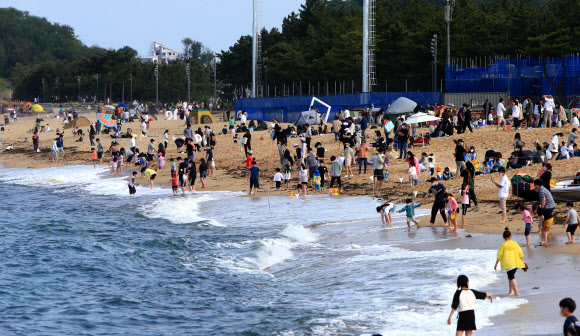 행락객으로 붐비는 속초해변