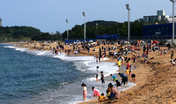 행락객으로 붐비는 속초해변