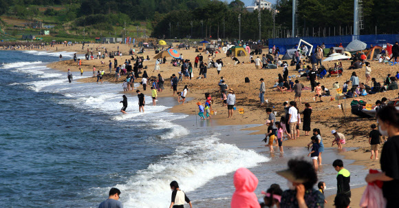 피서철 같은 해변