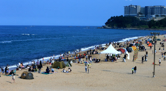 피서철 같은 해변