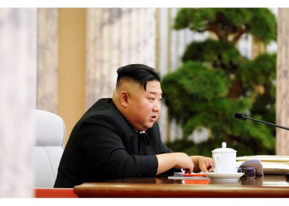 회의 주재하는 김정은 국무위원장