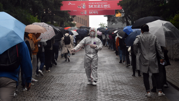 24일 서울 서경대학교에서 열린 sk그룹 상반기 종합역량검사에서 구직자들이 사회적 거리두기를 하며 시험장을 기다리고 있다. 2020.5.24 박지환기자 popocar@seoul.co.kr
