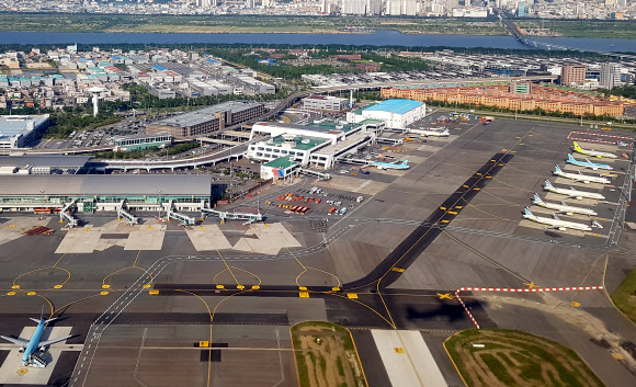 지난 23일 오후 부산 김해국제공항 국제선 터미널에 접안한 비행기가 없어 텅 비어 있다. 코로나19 여파로 김해공항을 운항하는 국내 저비용항공사들은 국내선으로 공급을 늘리고 있는 가운데 에어부산이 7월 국제선 운항을 재개하기로 하고 항공권 판매에 나선다.연합뉴스