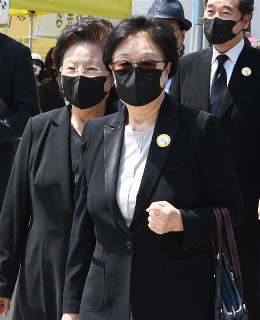 봉하마을 찾은 한명숙 전 국무총리