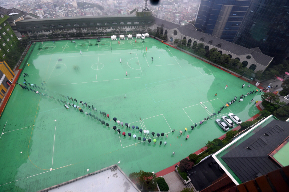 24일 서울 서경대학교에서 열린 sk그룹 상반기 종합역량검사에서 구직자들이 사회적 거리두기를 하며 시험장을 기다리고 있다. 2020.5.24 박지환기자 popocar@seoul.co.kr