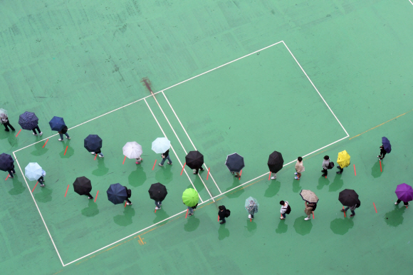 24일 서울 서경대학교에서 열린 sk그룹 상반기 종합역량검사에서 구직자들이 사회적 거리두기를 하며 시험장을 기다리고 있다. 2020.5.24 박지환기자 popocar@seoul.co.kr