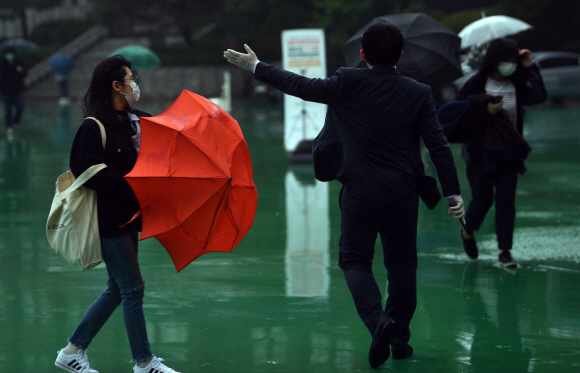 24일 서울 서경대학교에서 열린 sk그룹 상반기 종합역량검사에서 구직자들이 우산을 쓴채 입장을 기다리고 있다. 2020.5.24 박지환기자 popocar@seoul.co.kr