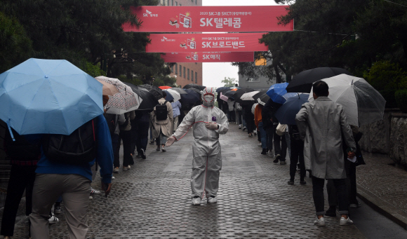 24일 서울 서경대학교에서 열린 sk그룹 상반기 종합역량검사에서 구직자들이 사회적 거리두기를 하며 시험장을 기다리고 있다. 2020.5.24 박지환기자 popocar@seoul.co.kr