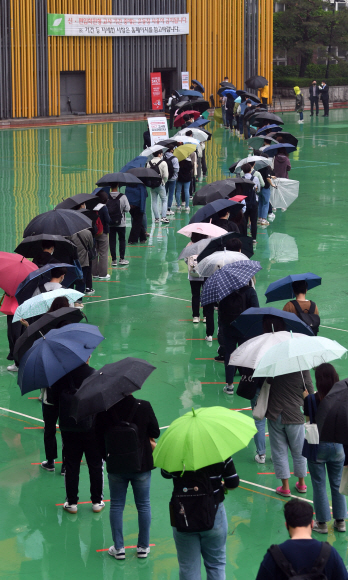 24일 서울 서경대학교에서 열린 sk그룹 상반기 종합역량검사에서 구직자들이 사회적 거리두기를 하며 시험장을 기다리고 있다. 2020.5.24 박지환기자 popocar@seoul.co.kr
