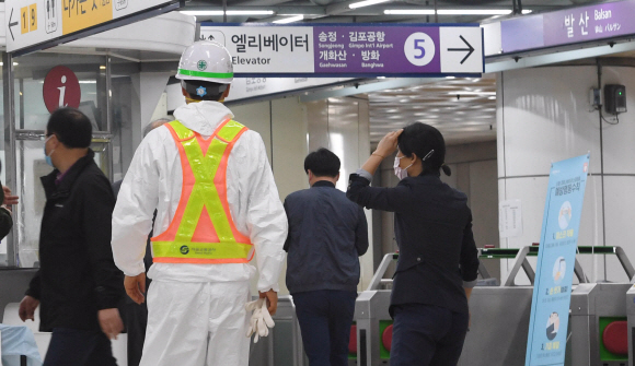 24일 오전 1시40분께 5호선 고덕차량기지에서 방화차량기지로 이동하던 회송열차가 발산역에서 선로를 이탈하는 사고가 발생했다. 이 사고로 방화역에서 화곡역까지 열차운행이 일시 중단됐다. 24일 오전 서울 강서구 발산역에서 관계자들이 분주히 움직이고 있다. 2020.5.24 오장환 기자 5zzang@seoul.co.kr