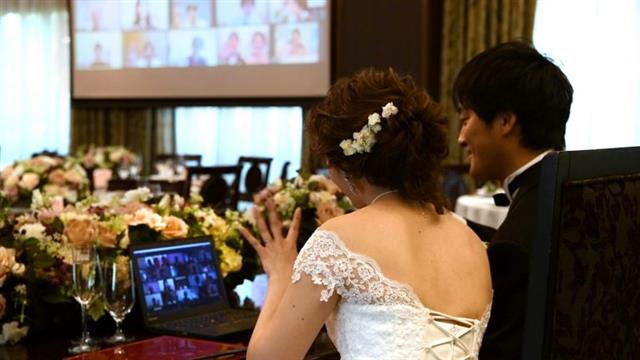 일본 도쿄 시부야구의 결혼식장 ‘하라주쿠 도고기념관’에서 온라인 예식 서비스 ‘도고 라이브 웨딩’이 진행되고 있다. 하라주쿠 도고기념관 홈페이지
