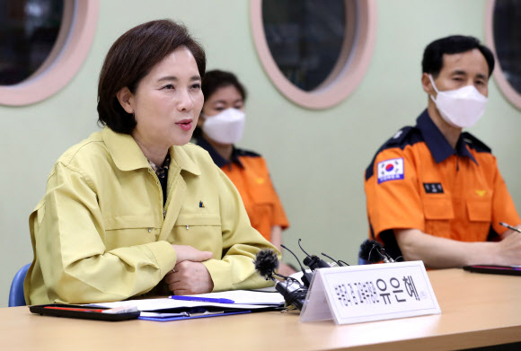 중학교 개학 전 간담회 갖는 유은혜 부총리