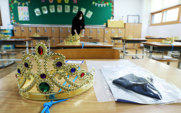 초등학교 등교 수업 준비하는 교실