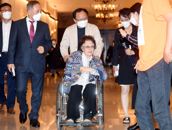일본군 위안부 피해자 이용수 할머니가 25일 오후 대구 수성구 인터불고호텔에서 기자회견을 마친 뒤 휠체어를 타고 회견장을 떠나고 있다. 대구 정연호 기자 tpgod@seoul.co.kr