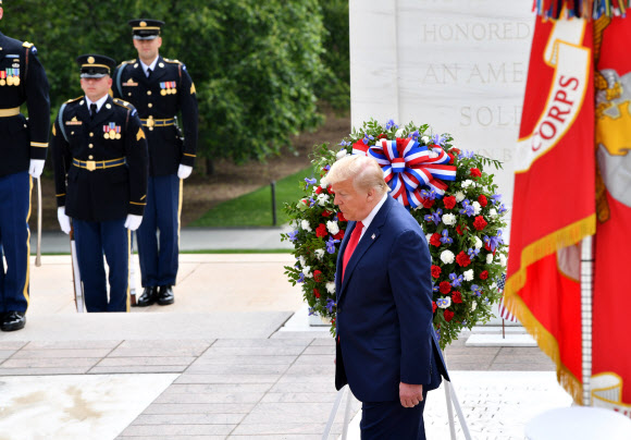 도널드 트럼프 미국 대통령이 25일(현지시간) 미국 메릴랜드주 볼티모어의 맥헨리 요새에서 열린 메모리얼 데이 추념식에 참석하고 있다. 로이터 연합뉴스