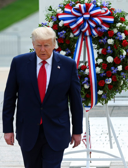 도널드 트럼프 미국 대통령이 25일(현지시간) 미국 메릴랜드주 볼티모어의 맥헨리 요새에서 열린 메모리얼 데이 추념식에 참석하고 있다. 로이터 연합뉴스