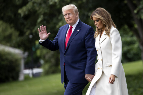 도널드 트럼프 미국 대통령과 부인 멜라니아 여사가 25일(현지시간) 미국 메릴랜드주 볼티모어의 맥헨리 요새에서 열린 메모리얼 데이 추념식에 참석한 뒤 백악관으로 돌아오고 있다. AP 연합뉴스