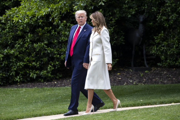 도널드 트럼프 미국 대통령과 부인 멜라니아 여사가 25일(현지시간) 미국 메릴랜드주 볼티모어의 맥헨리 요새에서 열린 메모리얼 데이 추념식에 참석한 뒤 백악관으로 돌아오고 있다. AP 연합뉴스