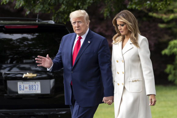도널드 트럼프 미국 대통령과 부인 멜라니아 여사가 25일(현지시간) 미국 메릴랜드주 볼티모어의 맥헨리 요새에서 열린 메모리얼 데이 추념식에 참석한 뒤 백악관으로 돌아오고 있다. AP 연합뉴스