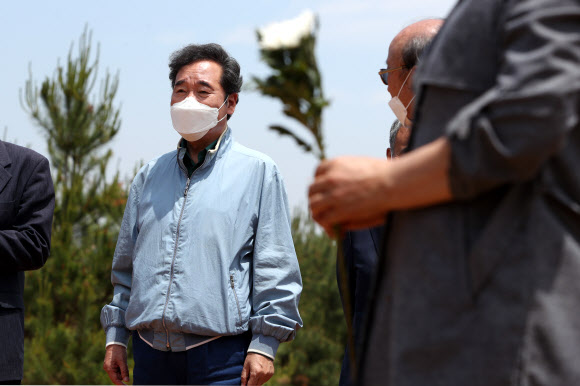 부모 묘소 옮긴 이낙연 전 총리