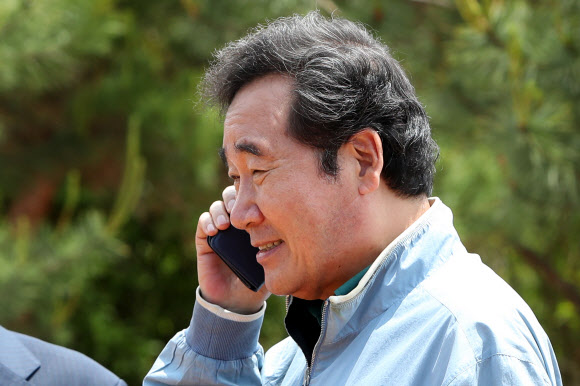 통화하는 이낙연 전 총리