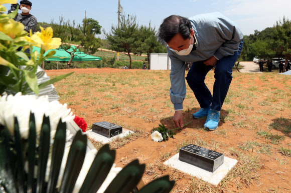 부모 묘소에 헌화하는 이낙연 전 총리