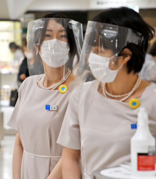 지난 25일 일본 도쿄의 한 대형 백화점에서는 직원들이 마스크와 페이스 쉴드를 착용하고 있다. UPI 연합뉴스