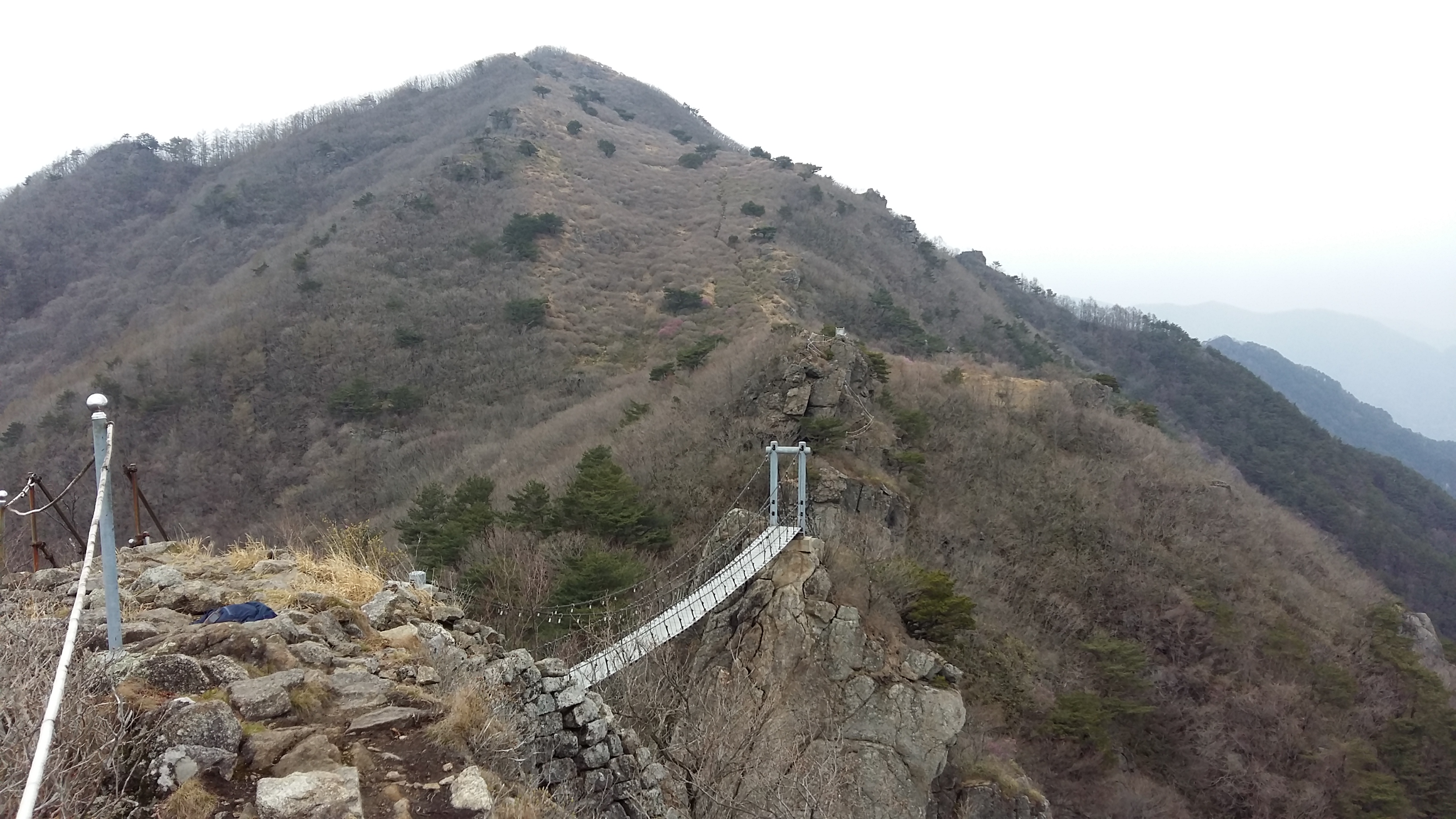 성제봉 신선대에 설치돼 있던 철거되는 옛 출렁다리 