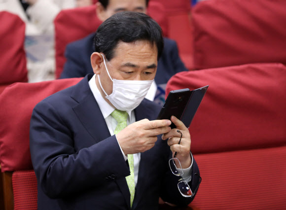 휴대전화 확인하는 미래통합당 주호영 원내대표