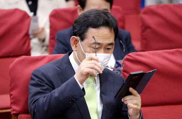 안경 고쳐 쓰는 주호영 원내대표