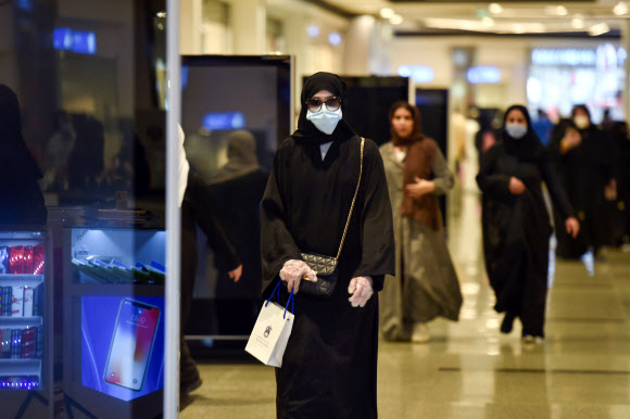 라마단 기간이 끝나는 ‘이드 알 피트르’를 앞두고 22일(현지시간) 사우디아라비아의 수도 리야드의 한 쇼핑몰에서 주민들이 마스크를 쓴 채 쇼핑하고 있다. 2020.5.23  AFP 연합뉴스
