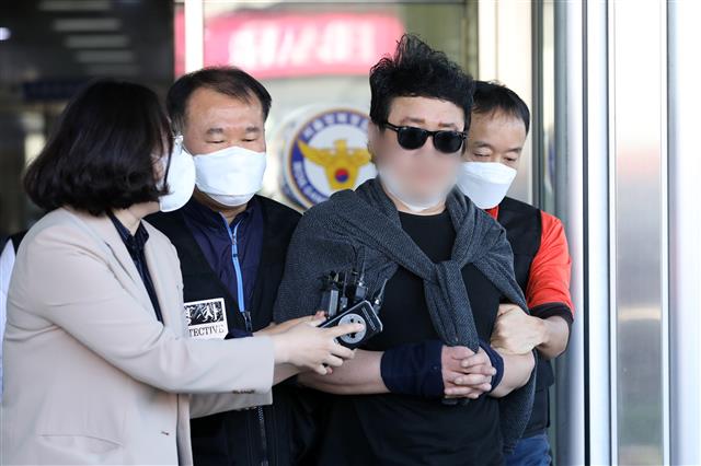 검찰 송치되는 경비원 폭행?폭언 가해자