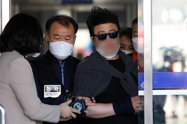 검찰 송치되는 경비원 폭행 가해자